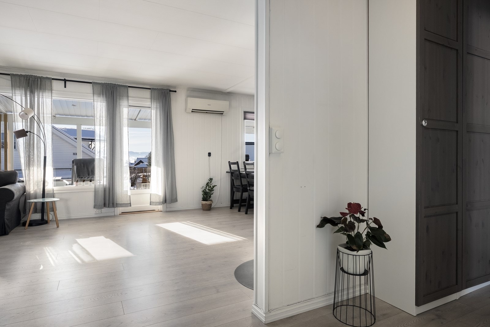 Entréen leder videre til boligens naturlige samlingssted, nemlig den åpne stue- og kjøkkenløsningen. Galleribilde