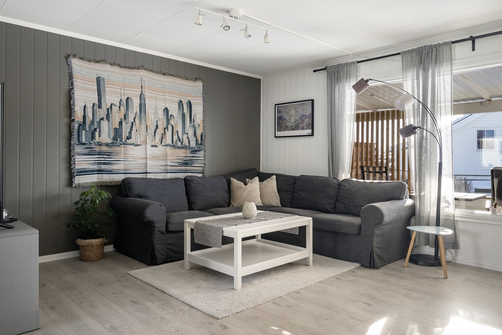 Fra stuen er det utgang til en stor terrasse mot syd, overbygget med tak. Galleribilde