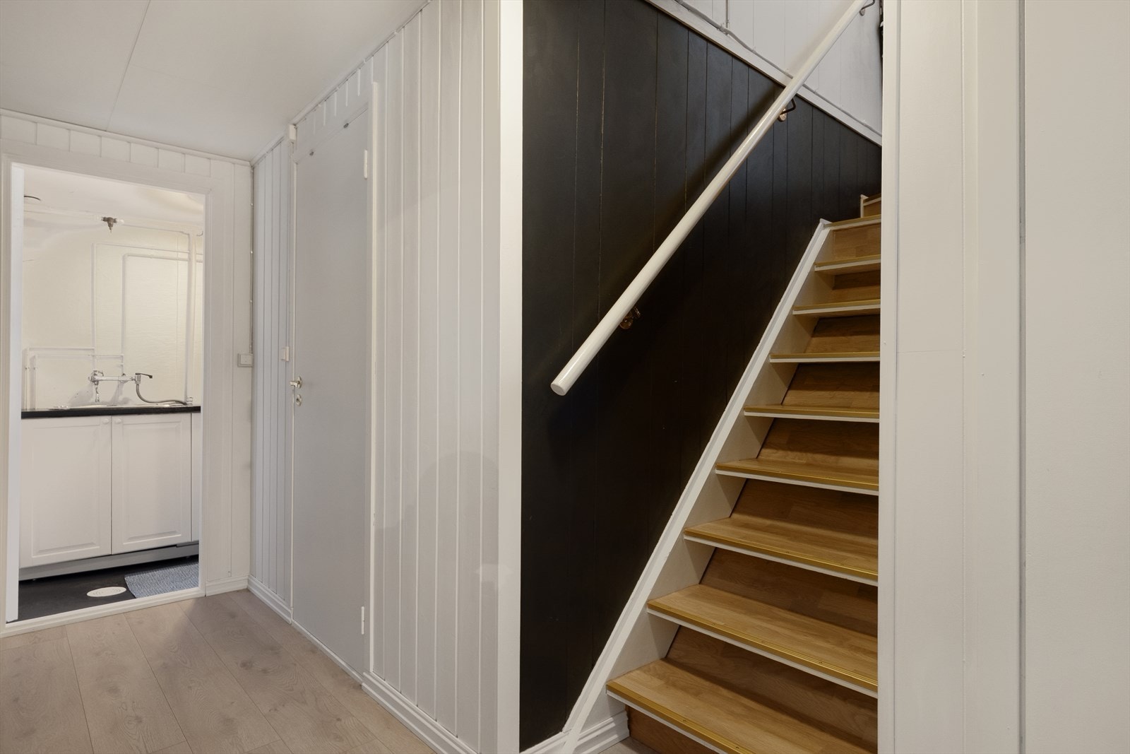 Kjelleren inneholder hall m/trapp, bod, bad, vaskerom, stue/kjøkken og 2 soverom. Galleribilde