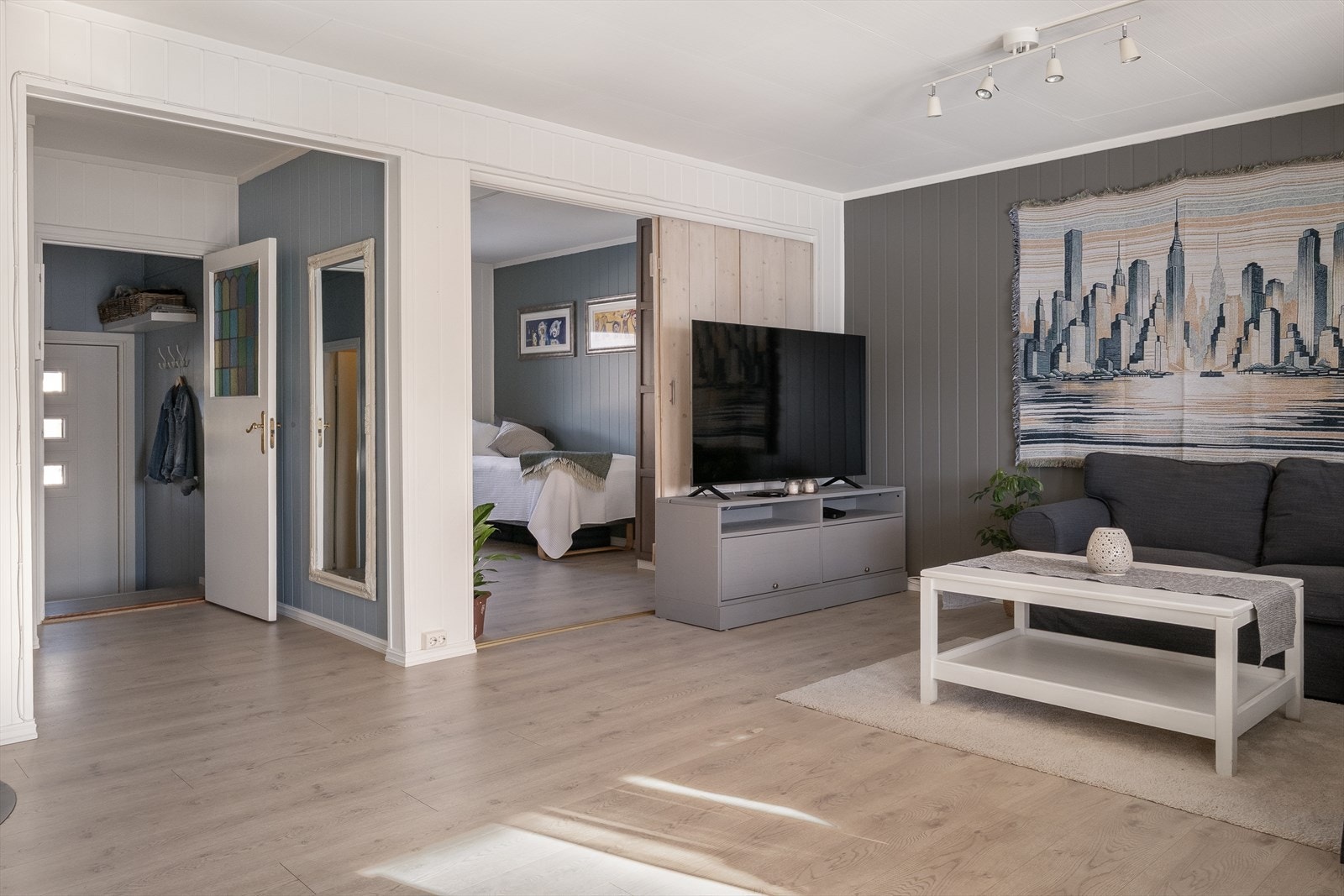 Boligen har totalt fire soverom, to i hovedetasjen og to i kjelleretasjen. Galleribilde