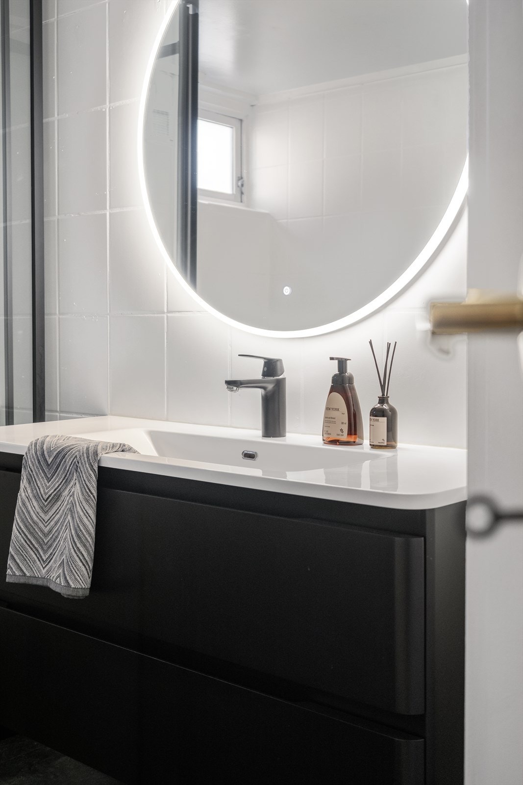 Baderommet er av eldre dato og har behov for oppgradering. Galleribilde