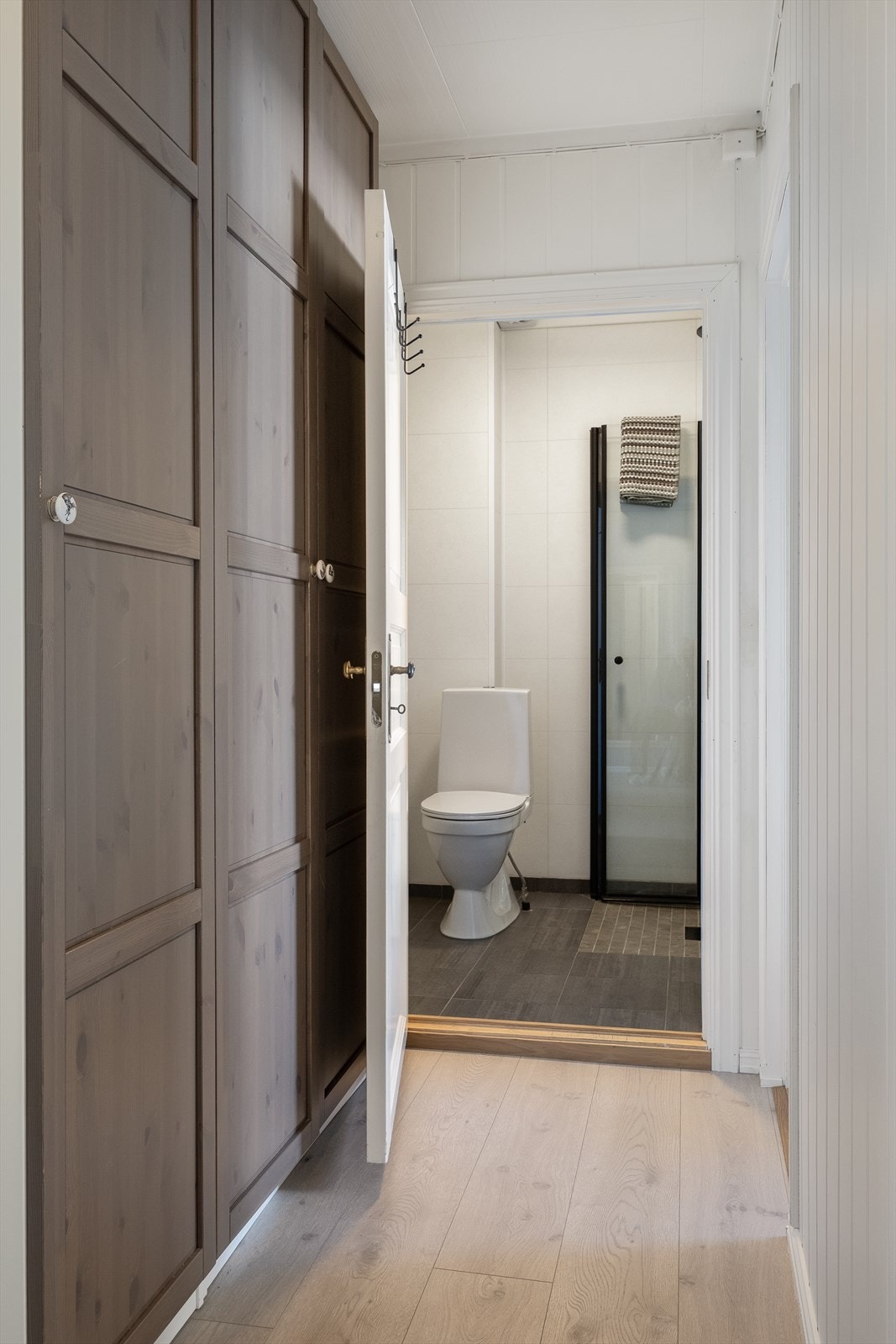 I gangen er det gode oppbevaringsmuligheter i garderobeskap. Galleribilde