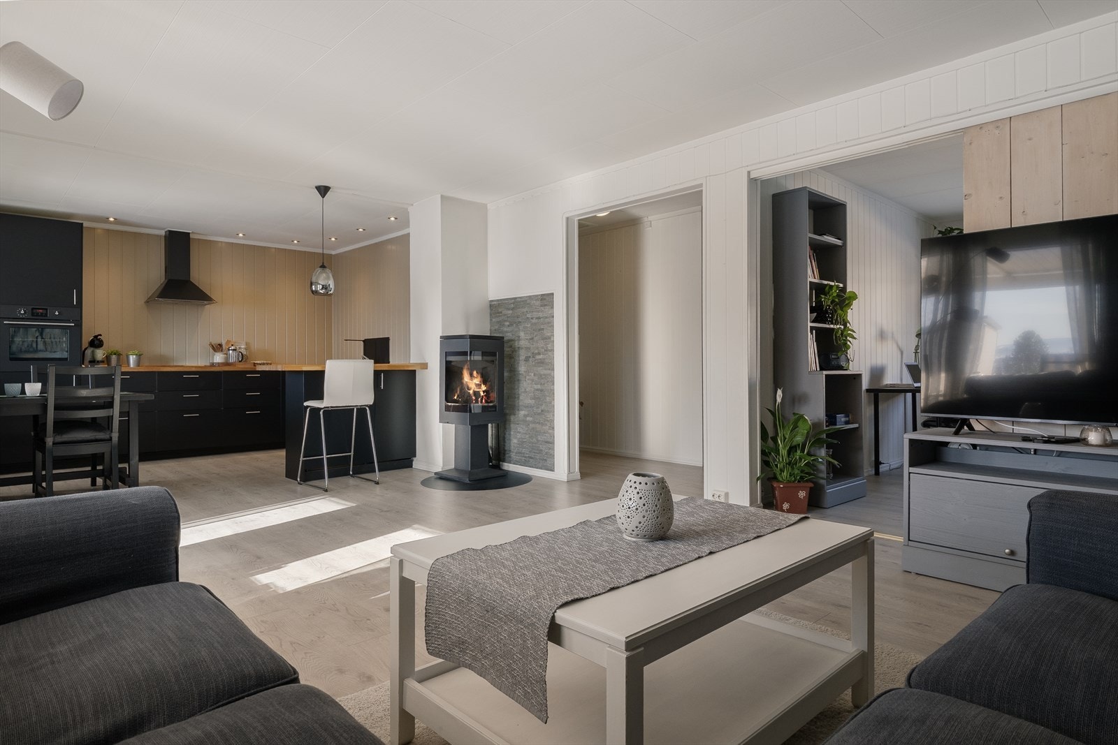 Her er det god plass til både sofagruppe med tilhørende medieløsning og spisebord. Galleribilde