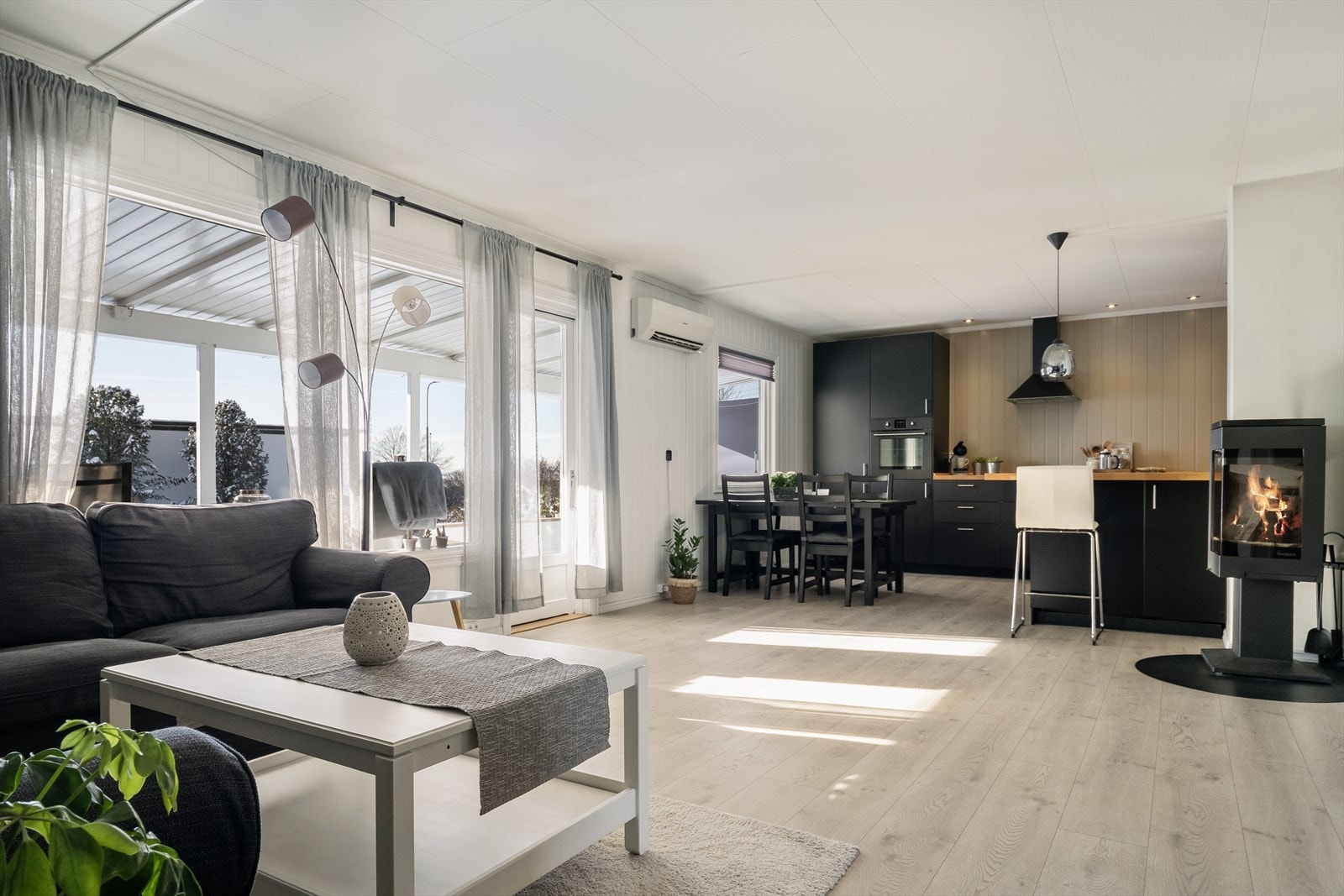 Stuen er lys og romslig, med åpen løsning mot kjøkkenet. Galleribilde