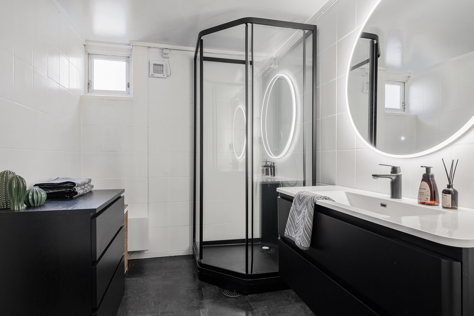 Baderommet i kjelleretasjen er lyst og romslig. Galleribilde