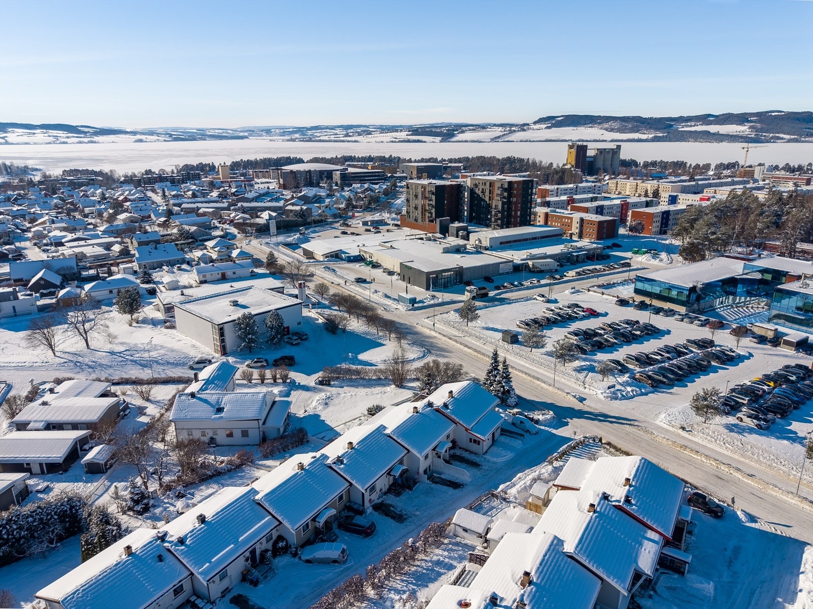 Eiendommen ligger i et svært populært og sentralt boligområde på Hamar vest, Ca. 2,5 km fra sentrum. Galleribilde