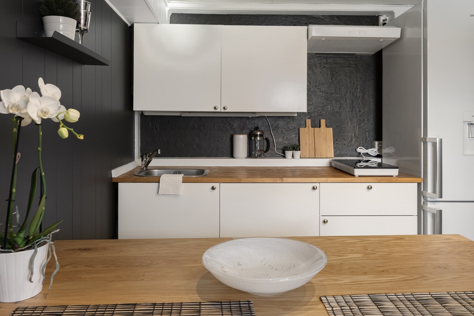 Et praktisk og funksjonelt kjøkken med kjøkkenøy. Galleribilde