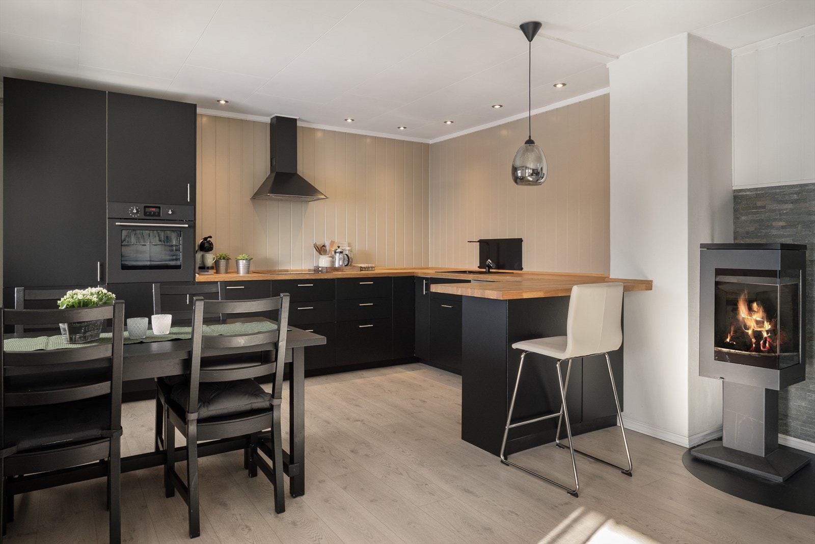 Kjøkkenet har moderne innredning fra IKEA med mørke, glatte fronter skiftet i 2025 og heltre benkeplate med nedfelt vaskekum. Galleribilde