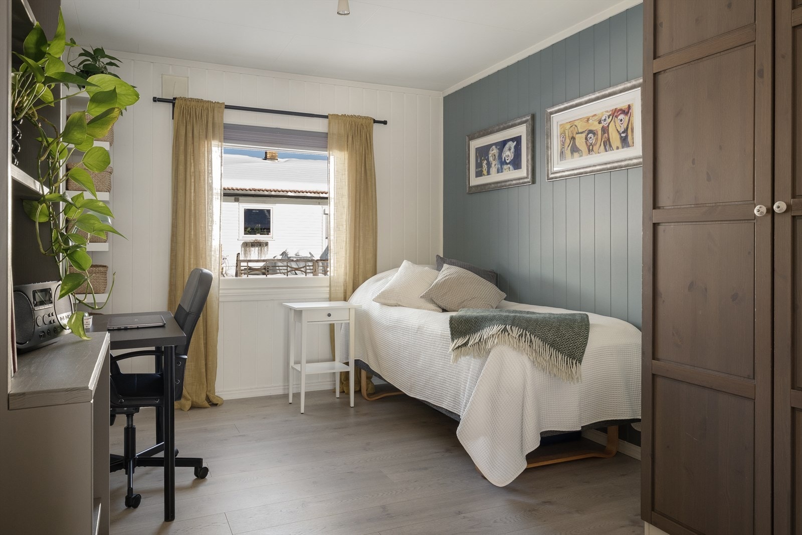 Her er det god plass til seng, garderobeløsning og øvrig møblement. Galleribilde