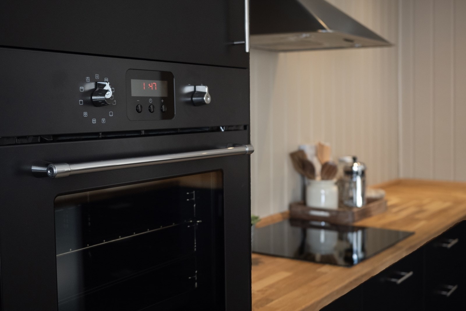 Av integrerte hvitevarer medfølger induksjonstopp, stekeovn, kjøl-/fryseskap og oppvaskmaskin. Oppvaskmaskinen ble skiftet i 2025. Galleribilde