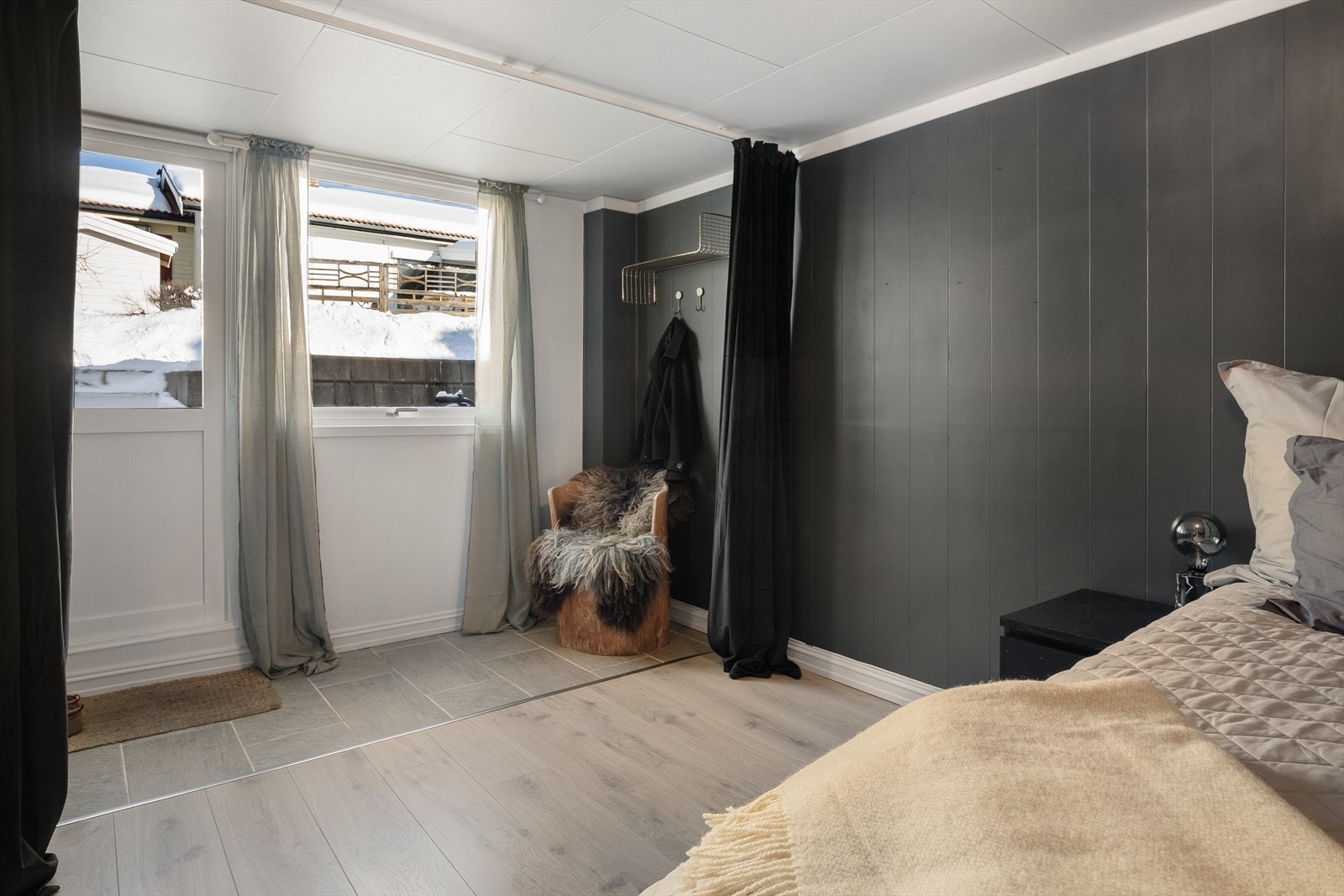 Dette soverommet er av god størrelse med god plass til dobbeltseng, nattbord og garderobeløsning. Galleribilde