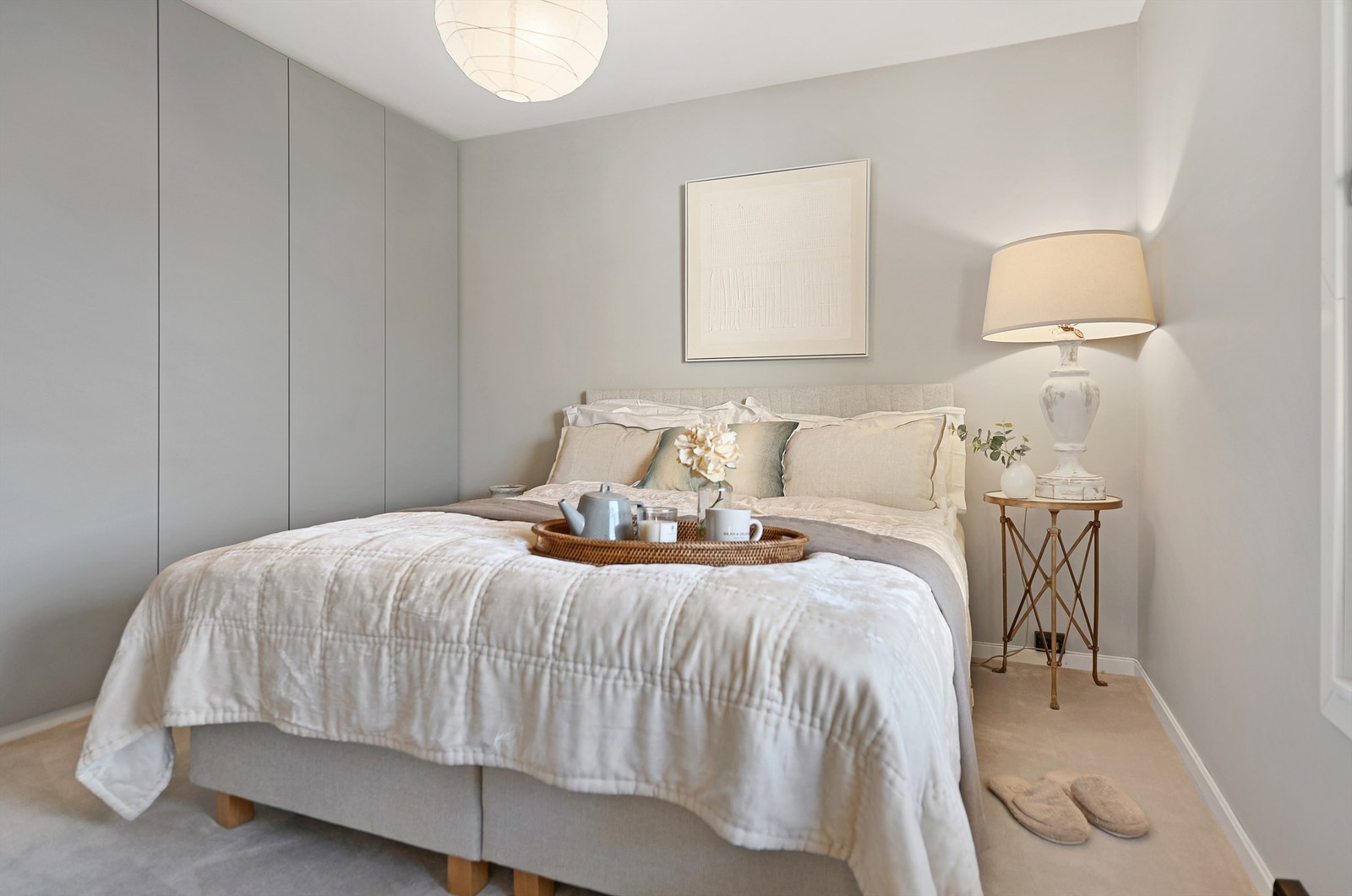 Leiligheten har tre delikate soverom. Hovedsoverommet har god plass og heldekkende teppegulv og integrert garderobeløsning Galleribilde