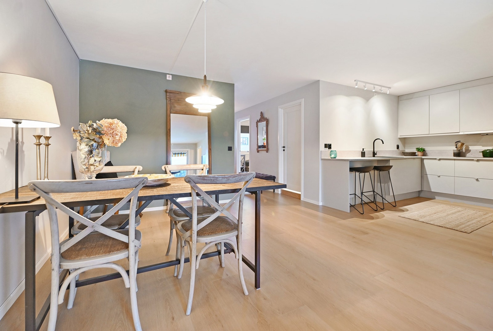 Spisestuen ligger i praktisk tilknytning til kjøkkenet, ideelt for sosiale sammenkomster. Galleribilde