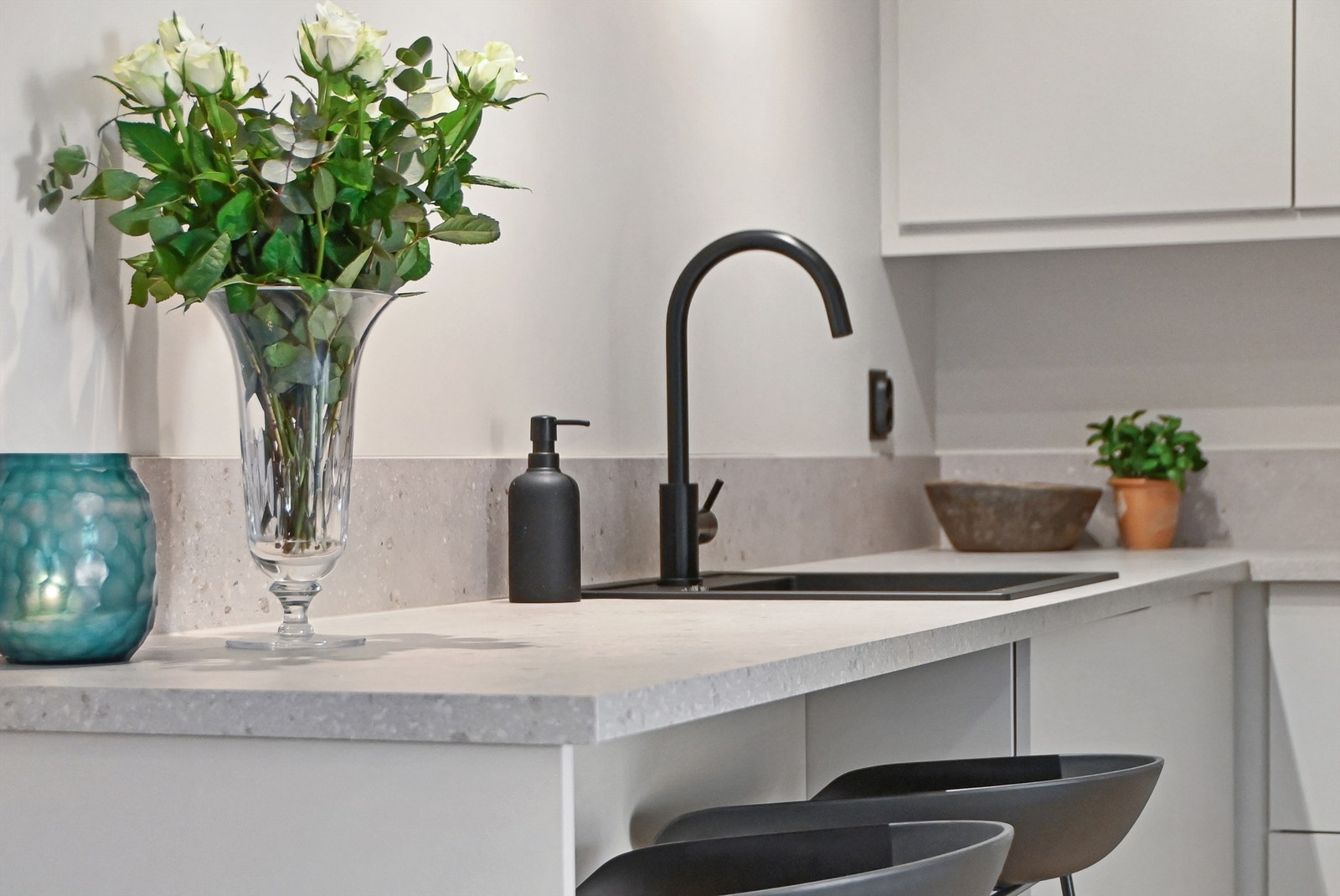 Detaljer som den sorte armaturen understreker den gjennomførte stilen. Galleribilde