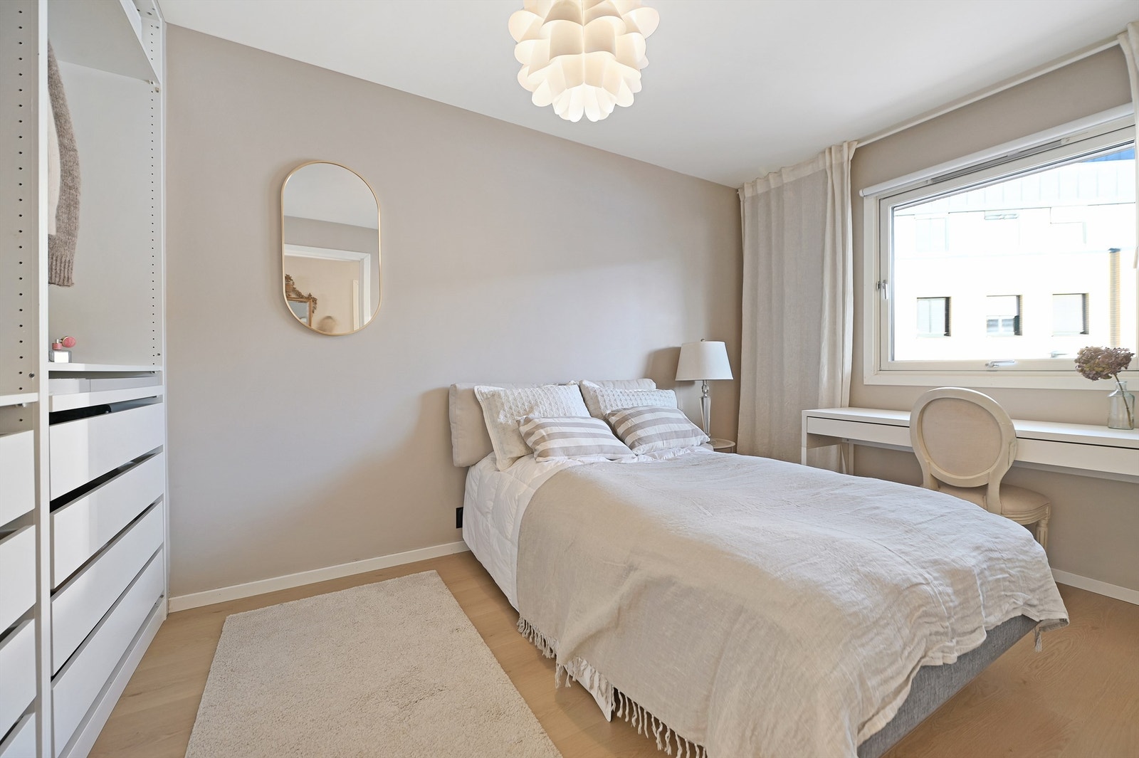 Det andre soverommet har en smart garderobeløsning med god oppbevaringsplass. Galleribilde