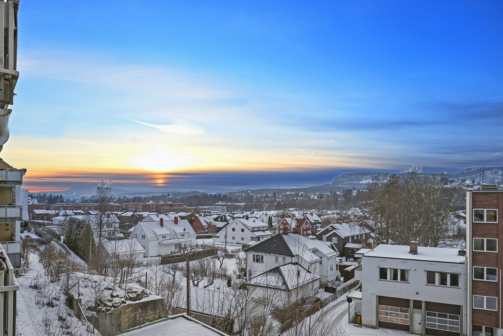 Leiligheten har en sentral, men likevel rolig og tilbaketrukket beliggenhet i Bekkestua sentrum. Galleribilde