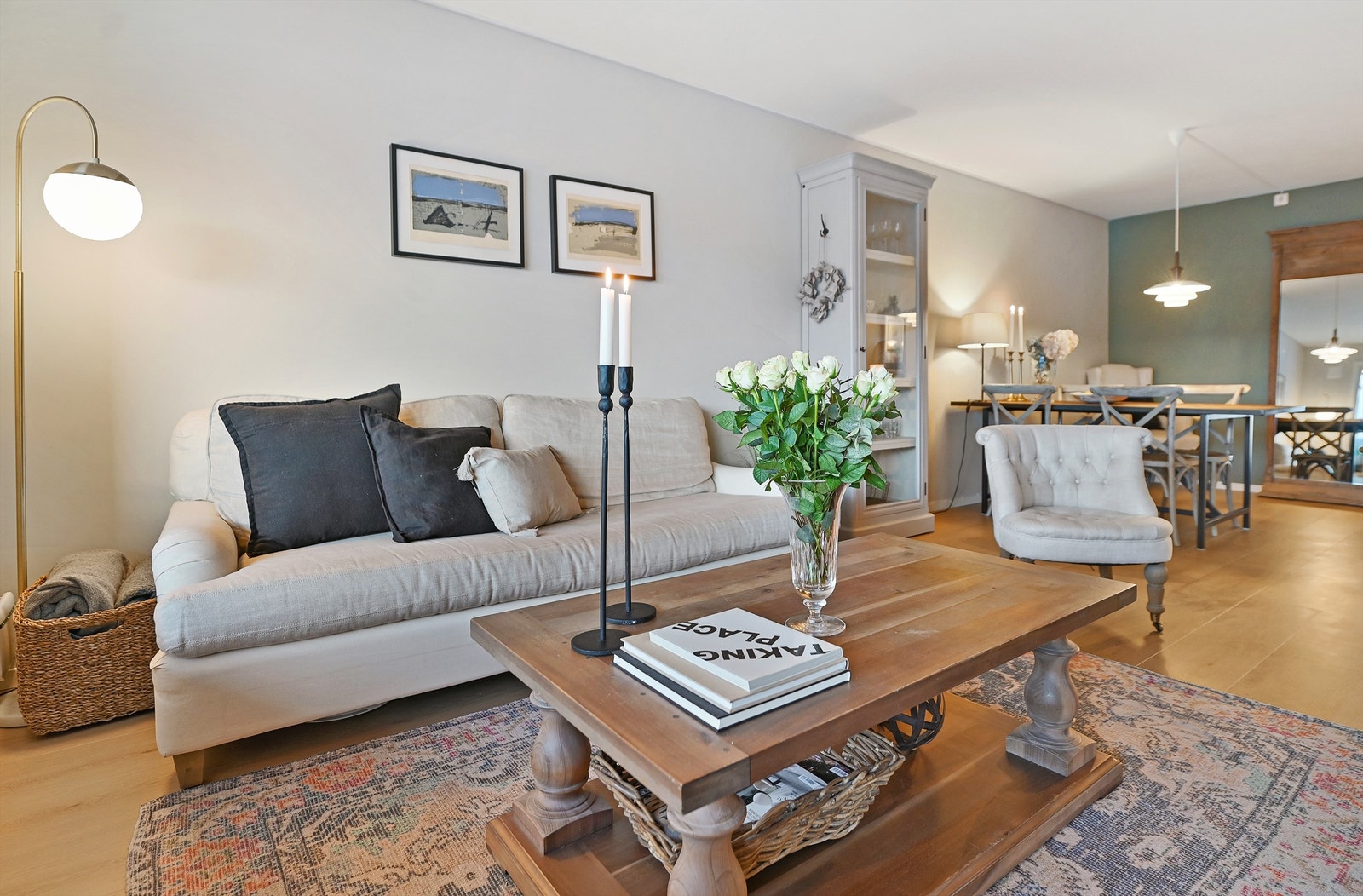 Stuen har god plass til både sofagruppe og en egen spisesone. Galleribilde