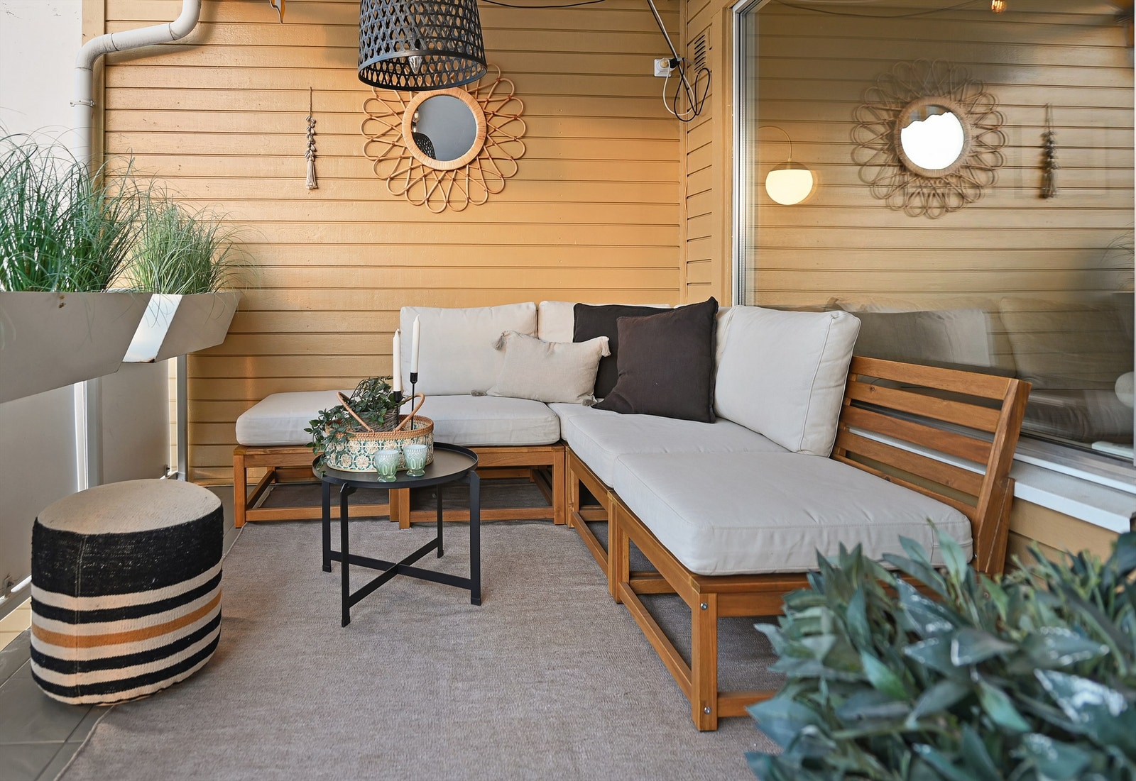 Balkongen fungerer som en forlengelse av stuen, med god plass til en romslig hjørnesofa. Galleribilde