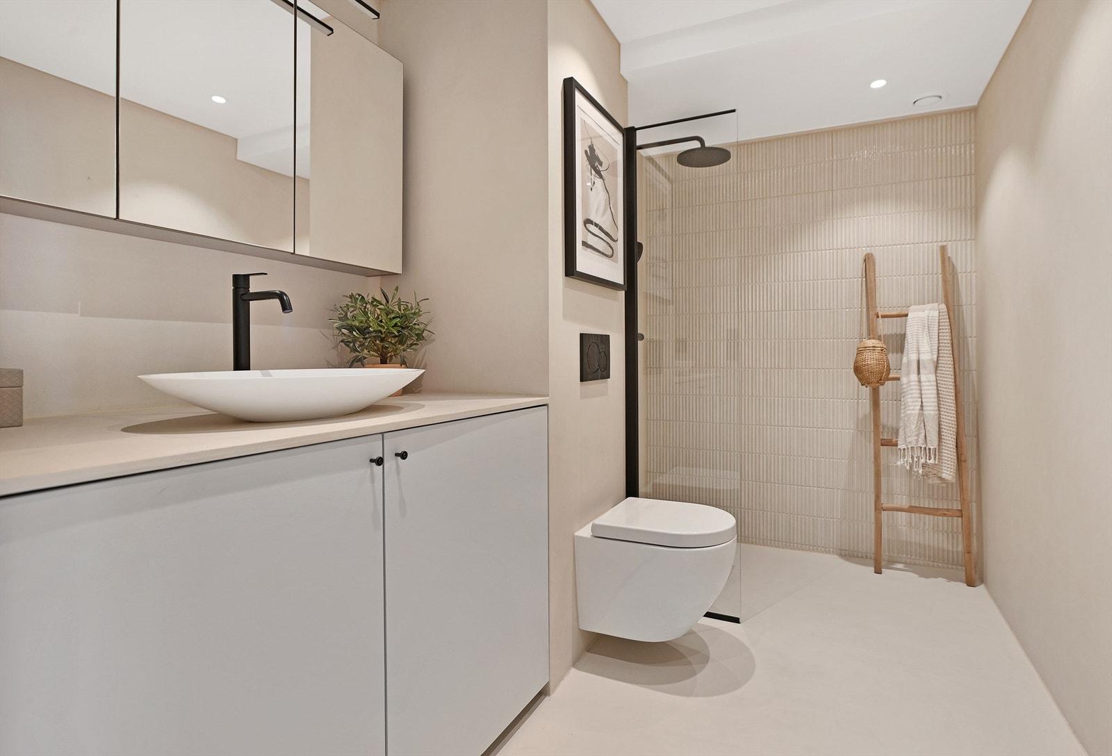 Et eksklusivt og delikat bad med behagelig varme i gulvet. Plass til vaskemaskin og tørketrommel under servant. Galleribilde