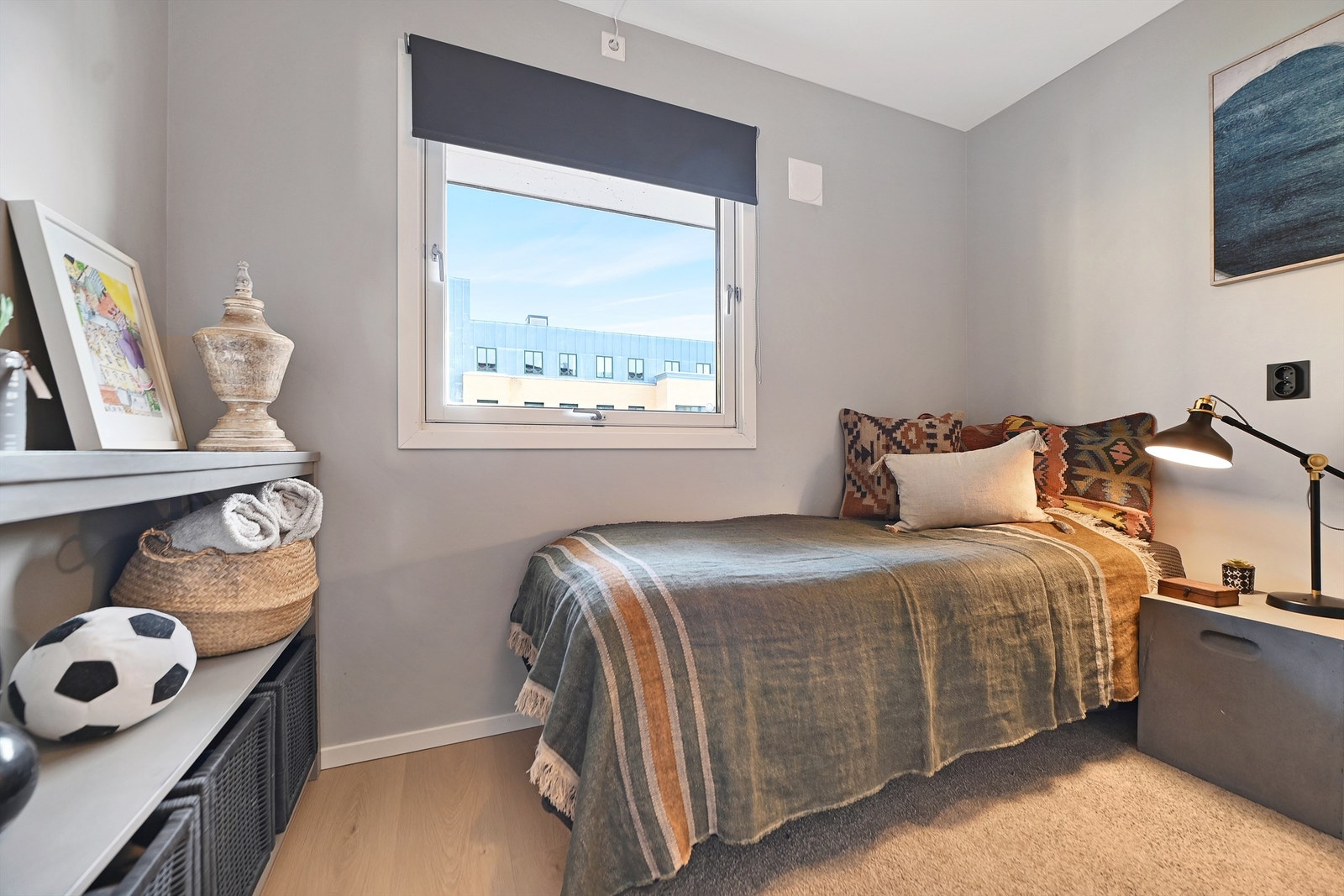 Også dette rommet har gode lysforhold fra et stort vindu. Galleribilde