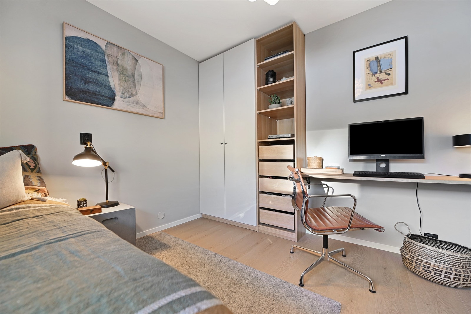 Her er det plassbygde løsninger som gir en funksjonell arbeidsplass. Galleribilde