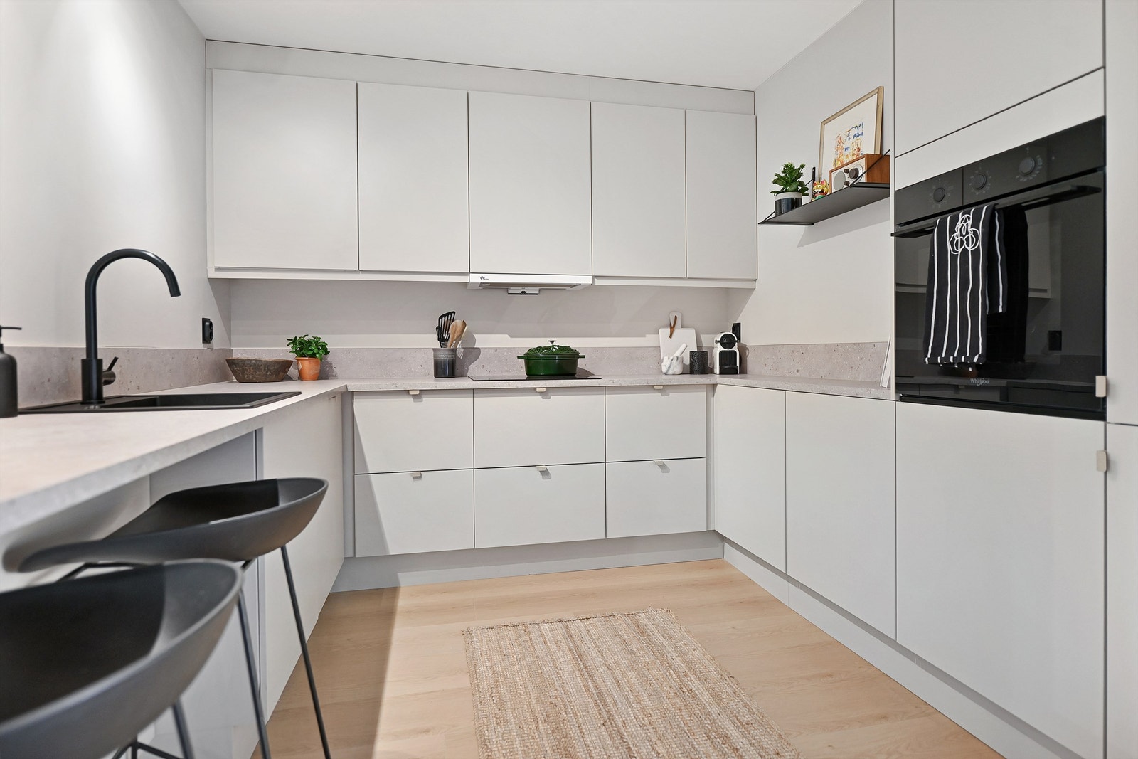 Kjøkkenet er designet med fokus på funksjonalitet, med rikelig skap- og skuffeplass. Galleribilde