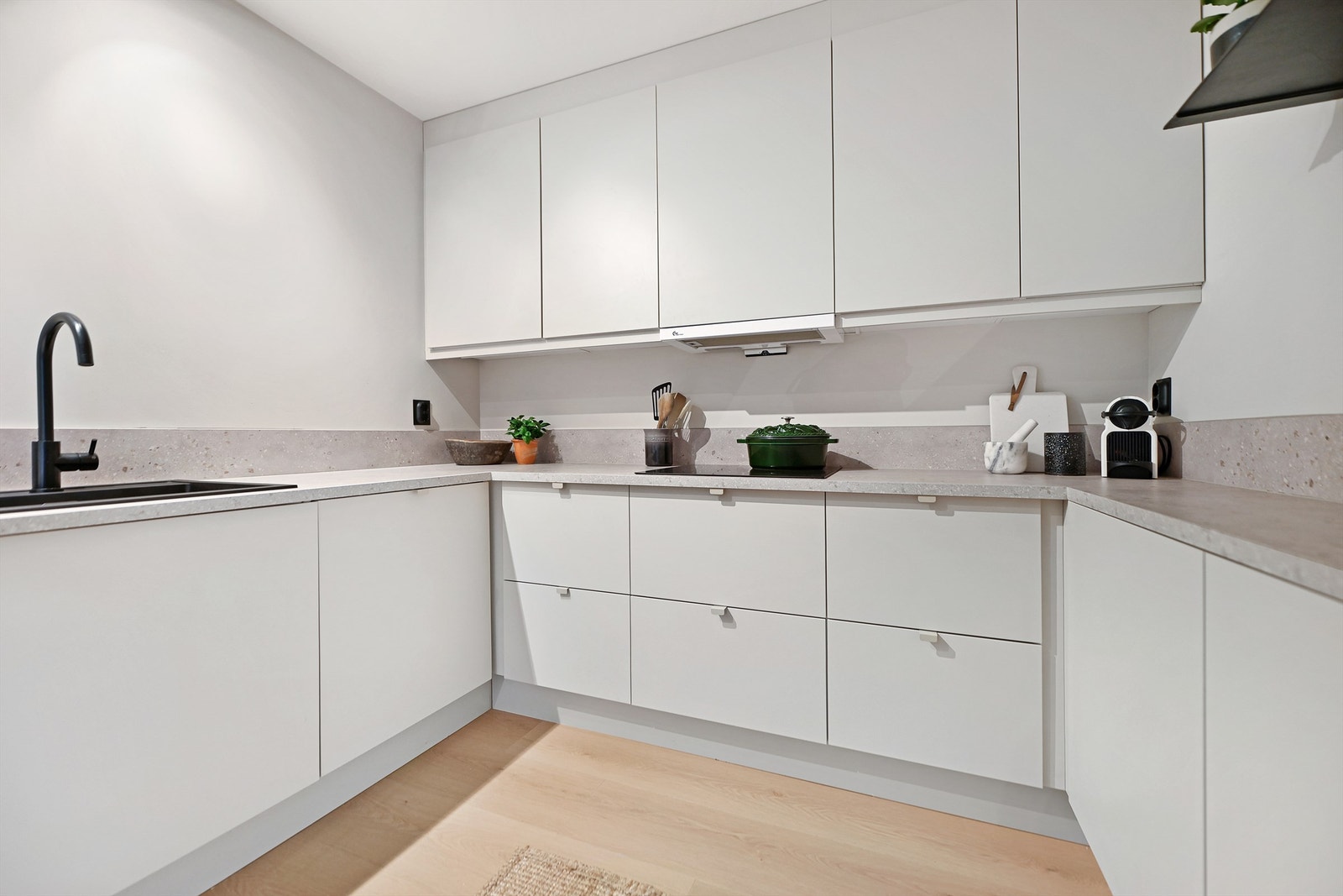 Gode arbeidsflater og en praktisk barløsning for raske måltider. Galleribilde