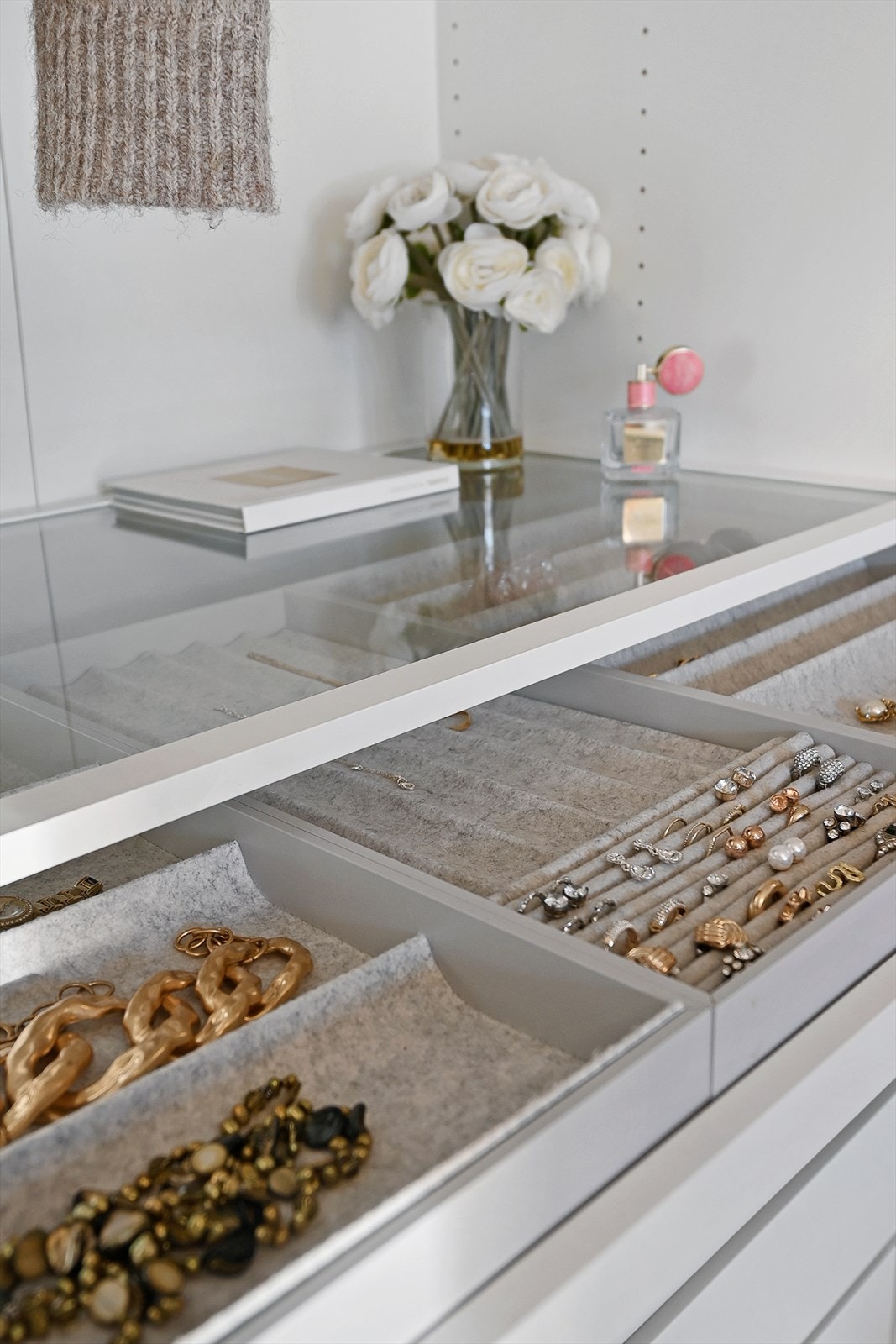 Gjennomtenkte detaljer i garderoben, som egne skuffer for smykker og tilbehør. Galleribilde
