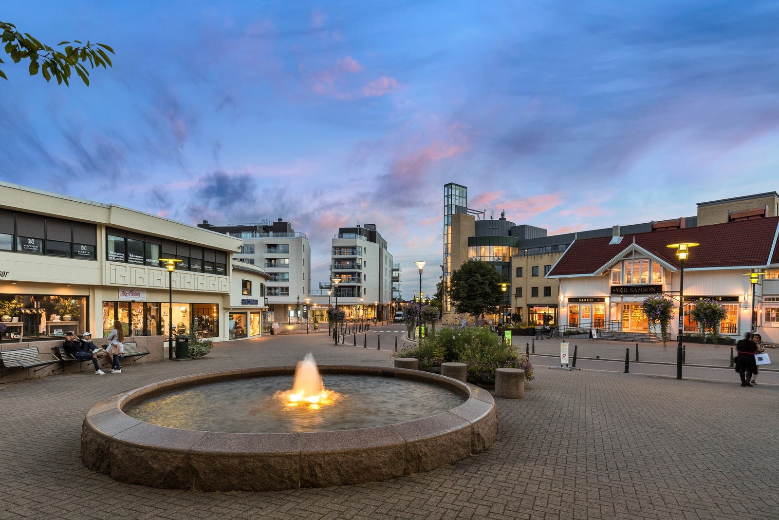 Leiligheten ligger usjenert til på i Bekkestua sentrum. Her finner man en rekke butikker, restauranter/kaféer, t-bane og bussforbindelser Galleribilde