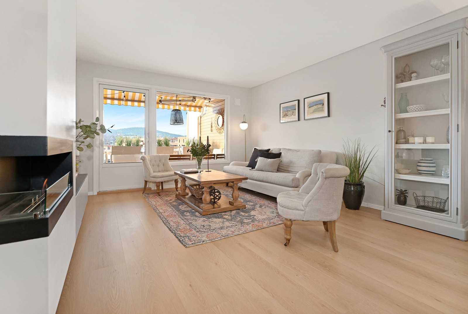 En gjennomgående 4-roms leilighet med høy standard og en sentralt plassert gasspeis i stuen. Galleribilde