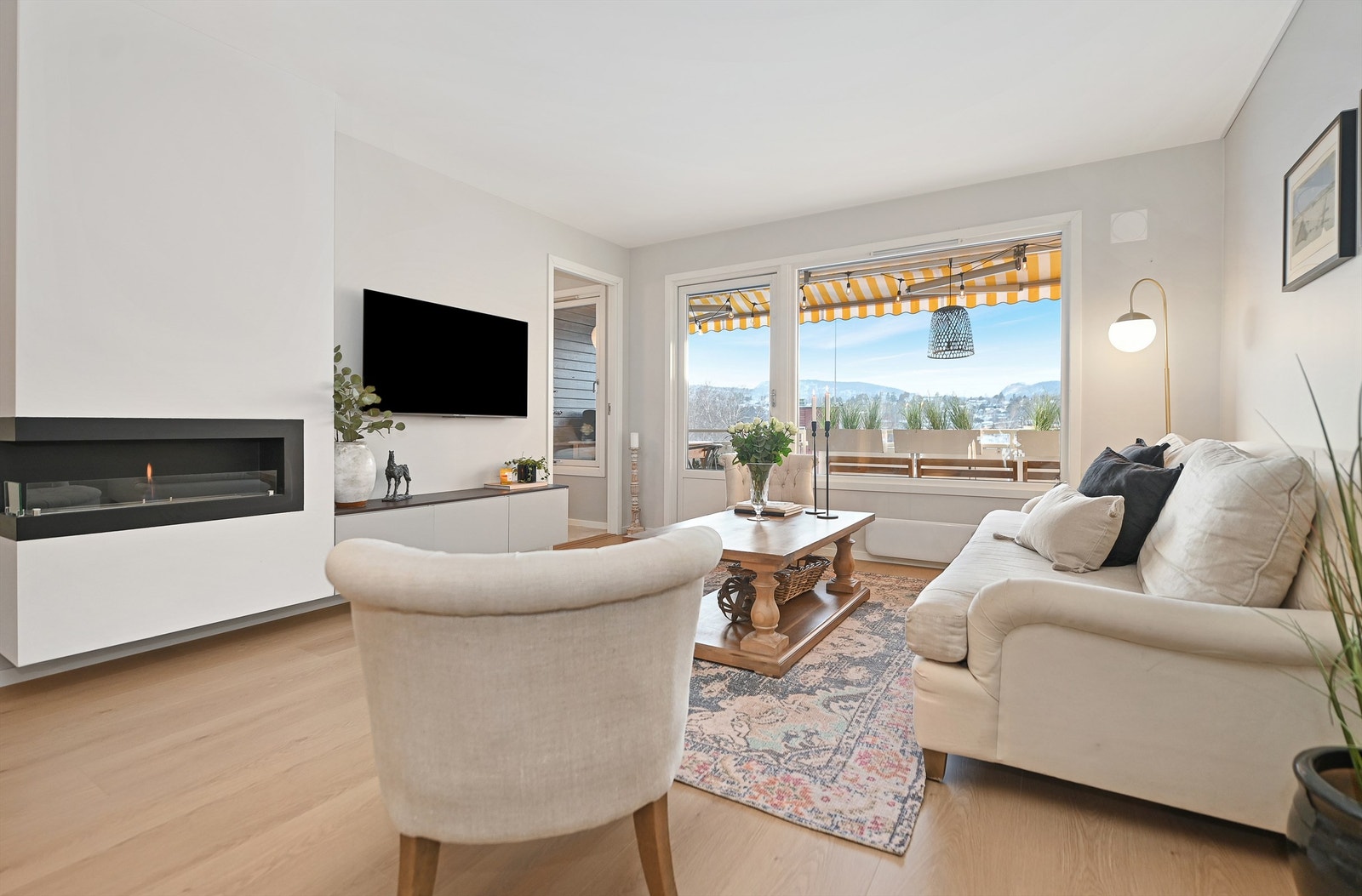 Leiligheten er vesentlig oppgradert i 2025, med en gjennomgående høy materialstandard og finish. Galleribilde