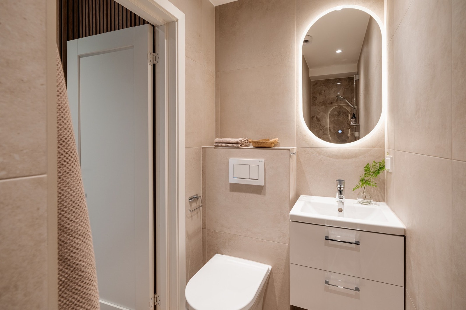 Stilrent baderom med et delikat og pent uttrykk. Galleribilde