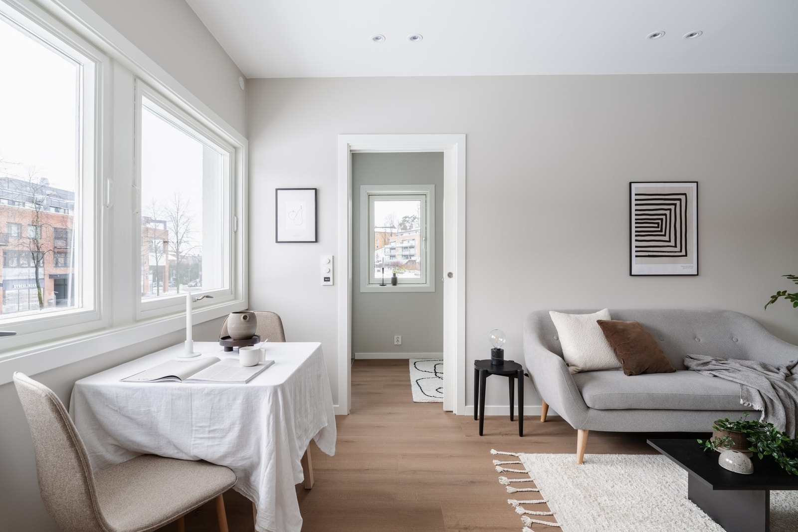 Store vindusflater sørger for godt med naturlig lysinnslipp. Galleribilde