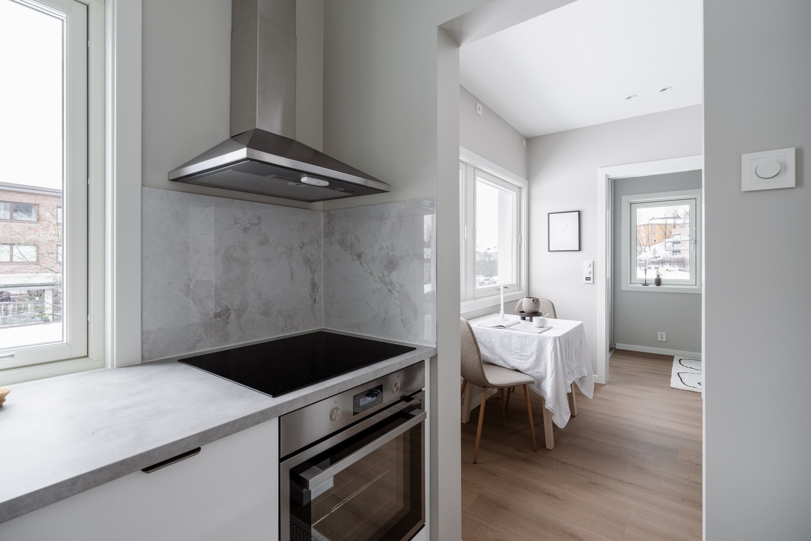 Integrerte hvitevarer: platetopp, stekeovn, oppvaskmaskin og kjøleskap med fryser. Galleribilde