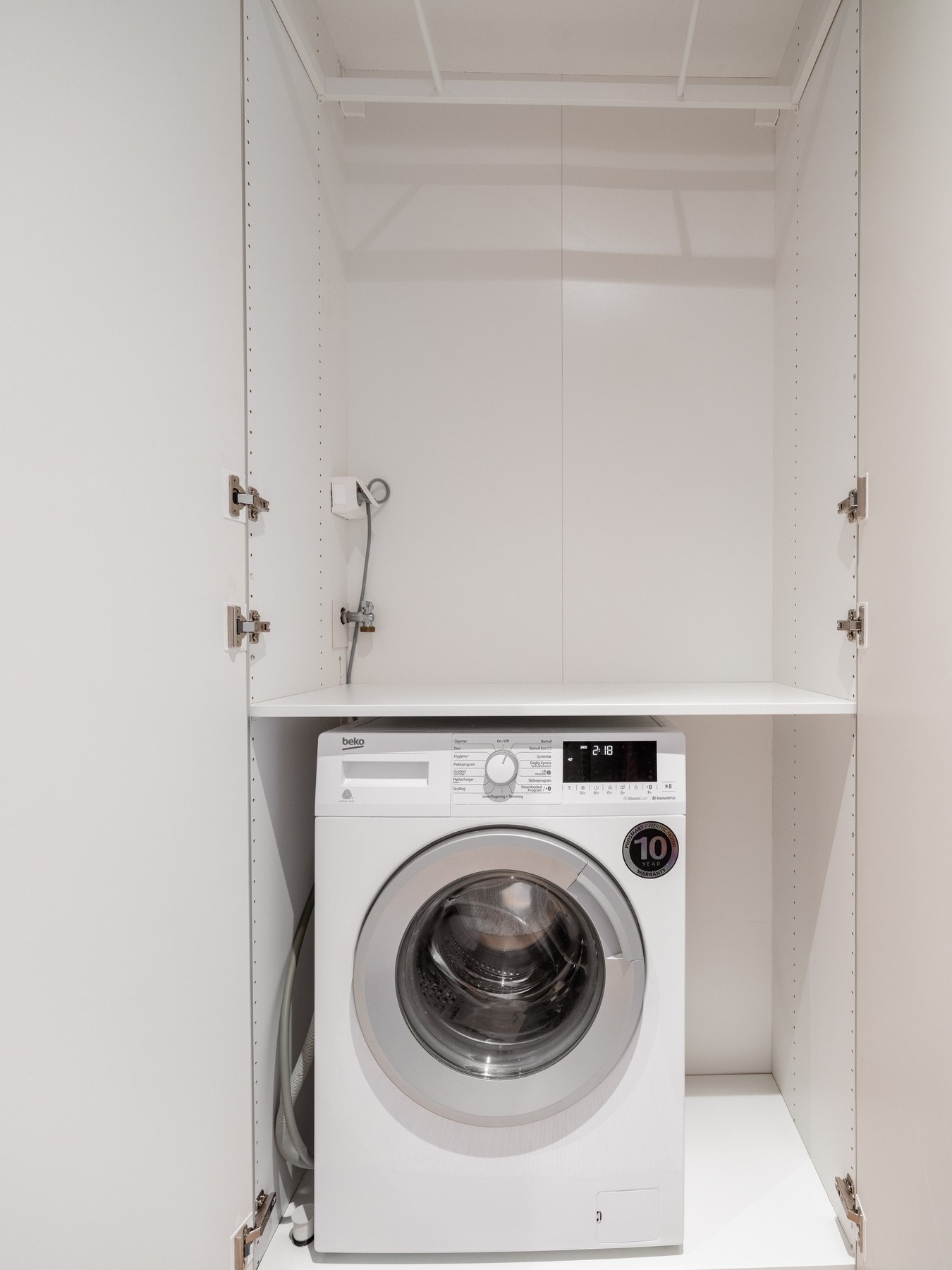 Opplegg for vaskemaskin i garderobeskap. Galleribilde