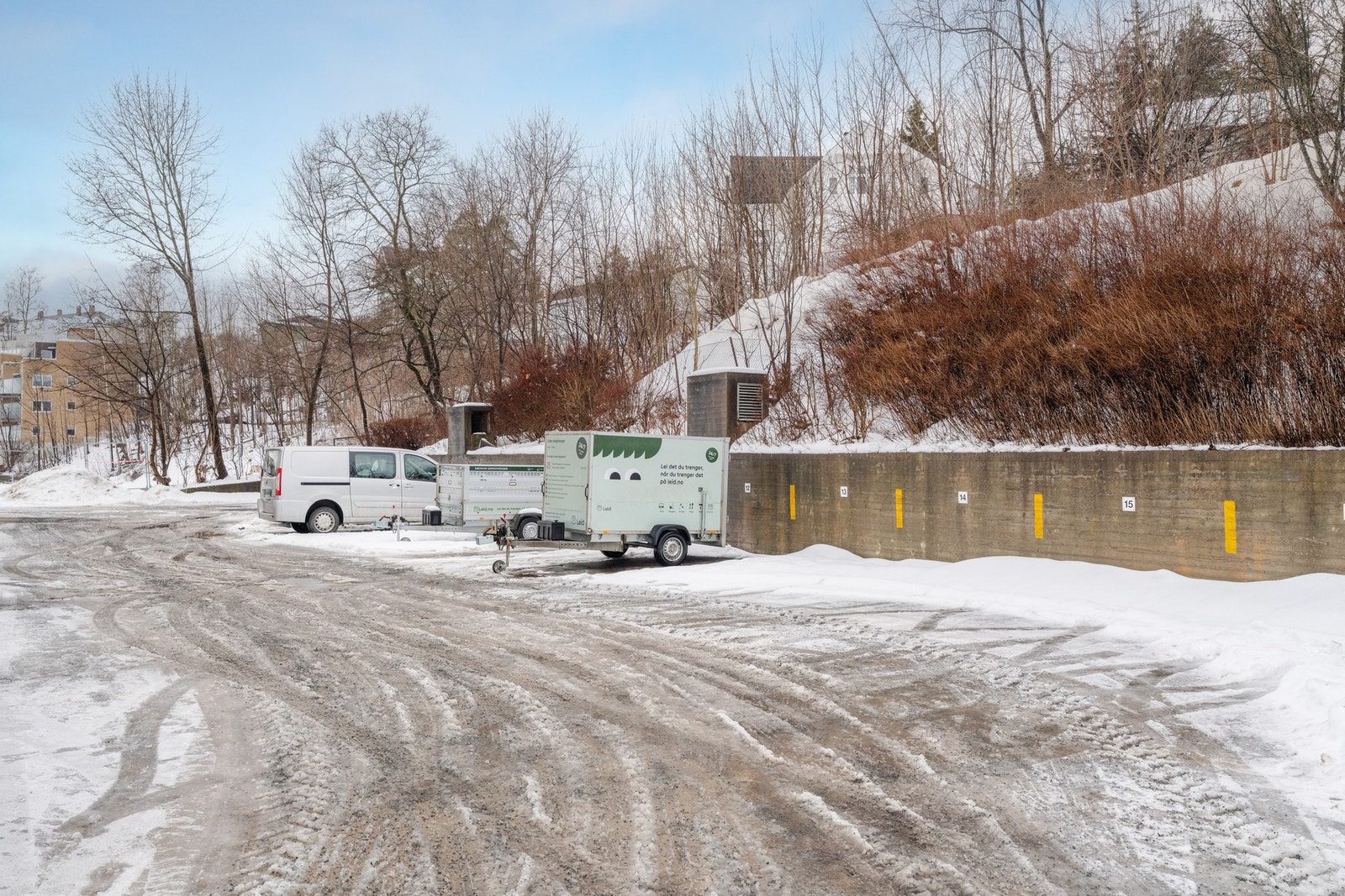 Parkeringplasser bak bygget med mulighet for leie via Norfloor Eiendom, ved ledig plass. Ca. kr 723,- pr.mnd. Galleribilde