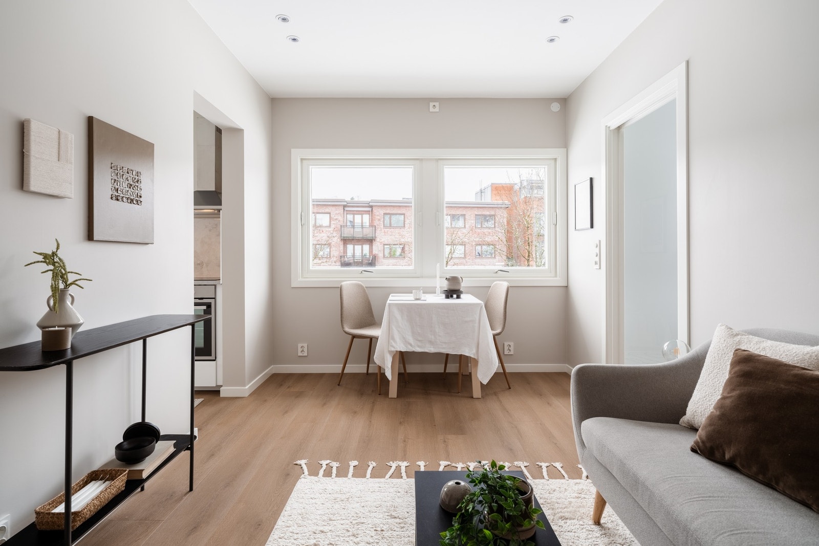 Romslig stue med god plass til sofagruppe og spisebord. Galleribilde