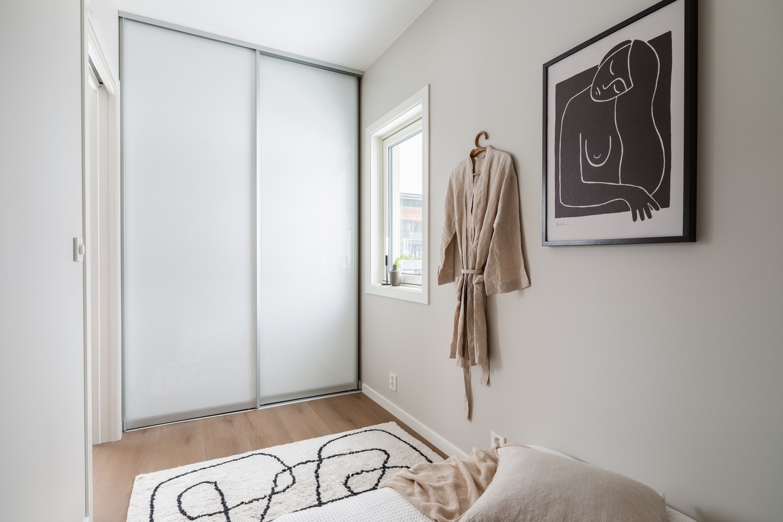 God oppbevaringsplass i stor skyvedørsgarderobe. Galleribilde