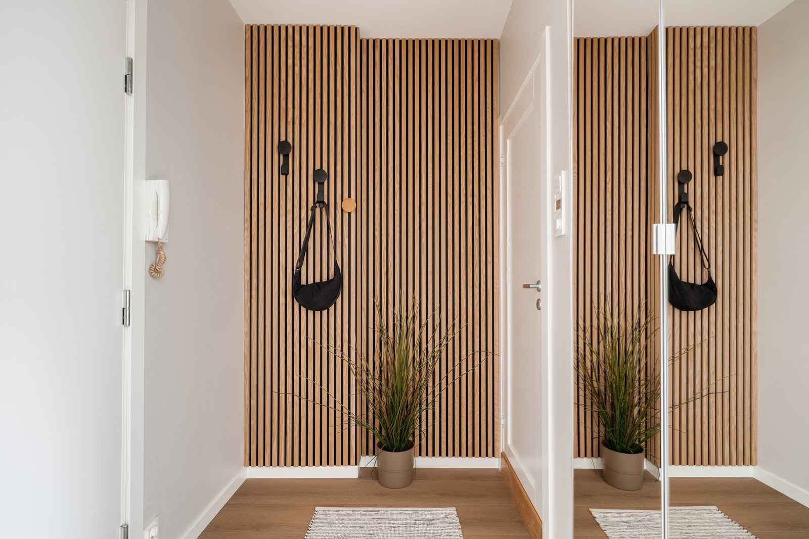 Innbydende entré med gode oppbevaringsmuligheter. Galleribilde