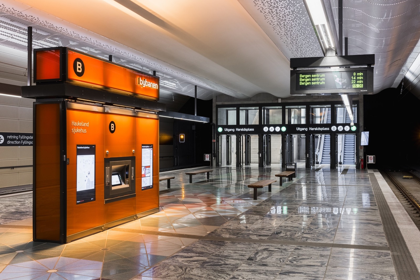 Du kommer deg enkelt rundt i Bergen med både buss og bybane. Galleribilde