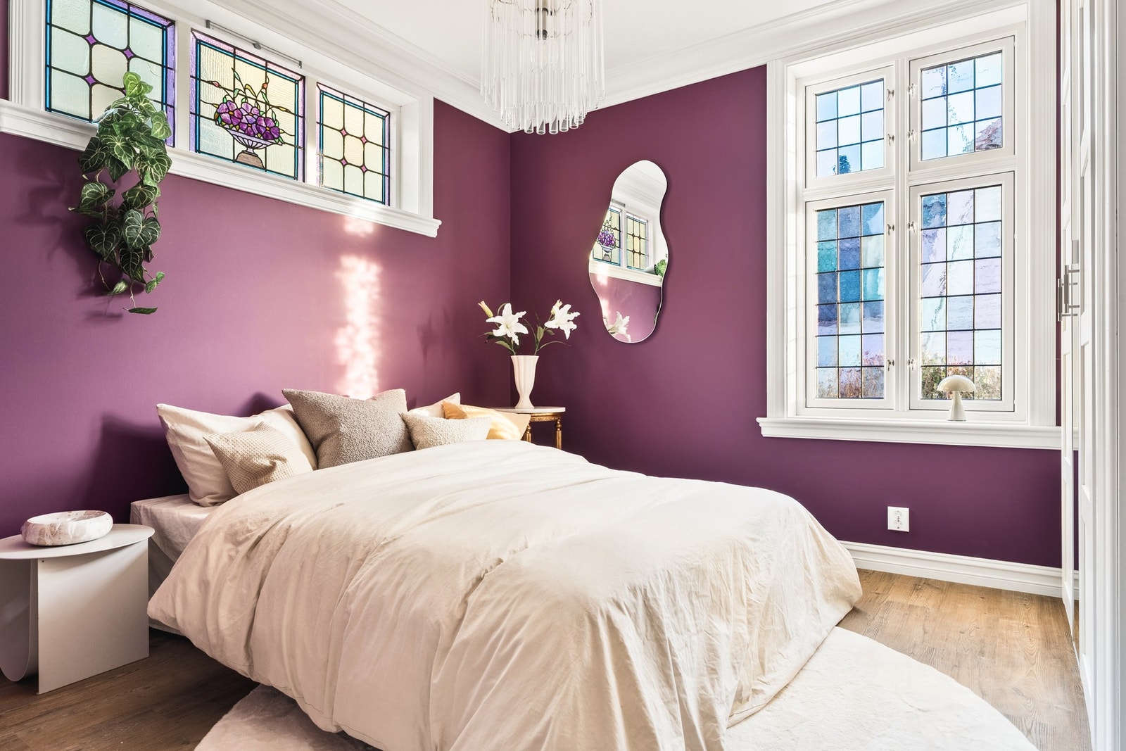 Hovedsoverommet har vinduer med fantastiske design. Galleribilde