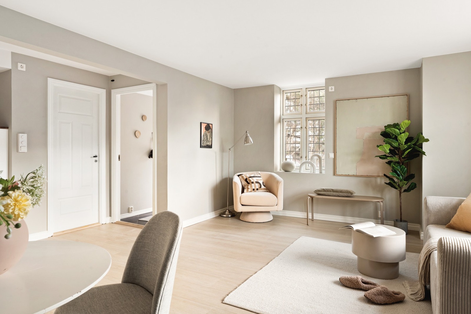 Stuen er malt i nøytrale farger og har en åpen løsning til kjøkkenet. Galleribilde