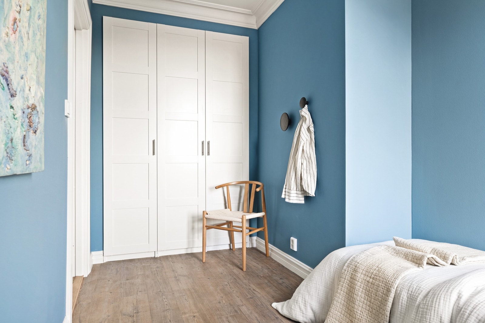 Rommet har en høy, integrert garderobe med god plass til oppbevaring av klær. Galleribilde