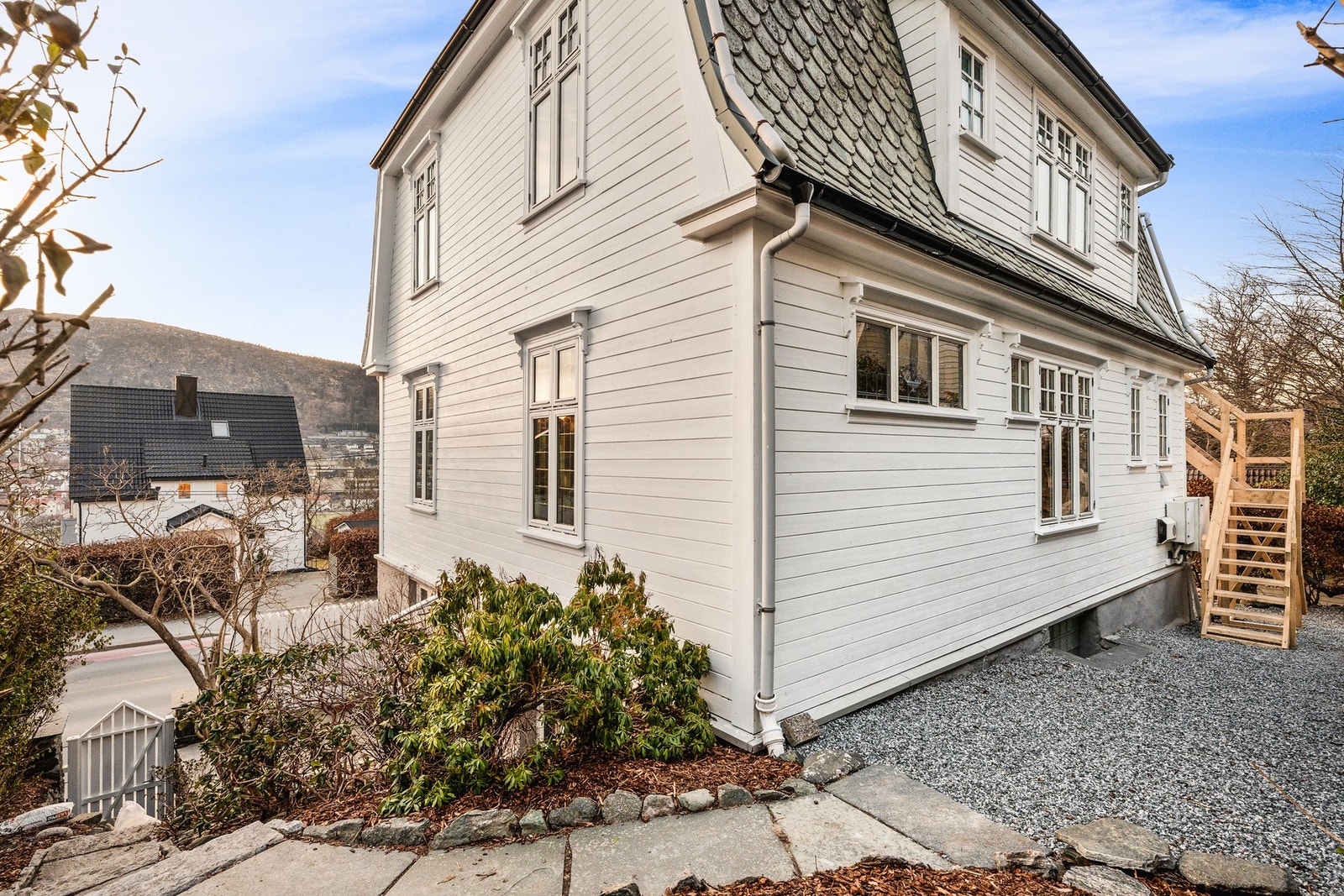 Det er etterisolert og skiftet kledning på husets østside i 2013. Galleribilde