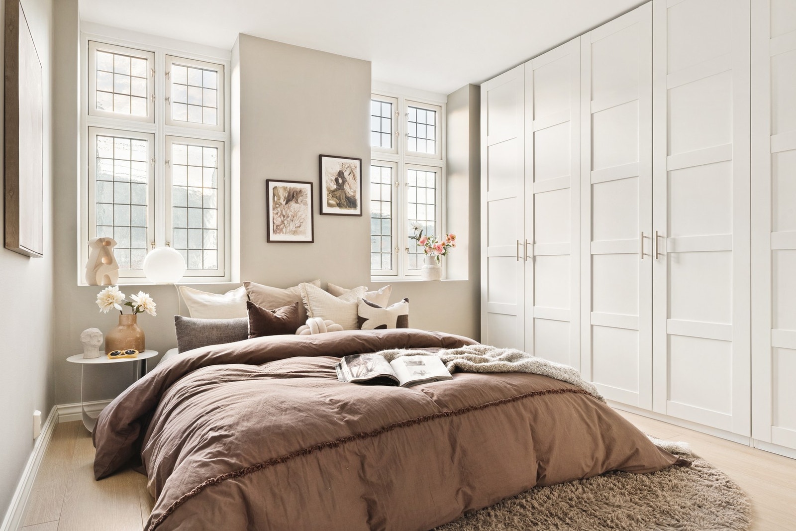 Hovedsoverommet i 1. etasje har en fantastisk garderobe. Her har du plass til dobbeltseng med nattbord på hver side og annet ønsket møblement. Galleribilde