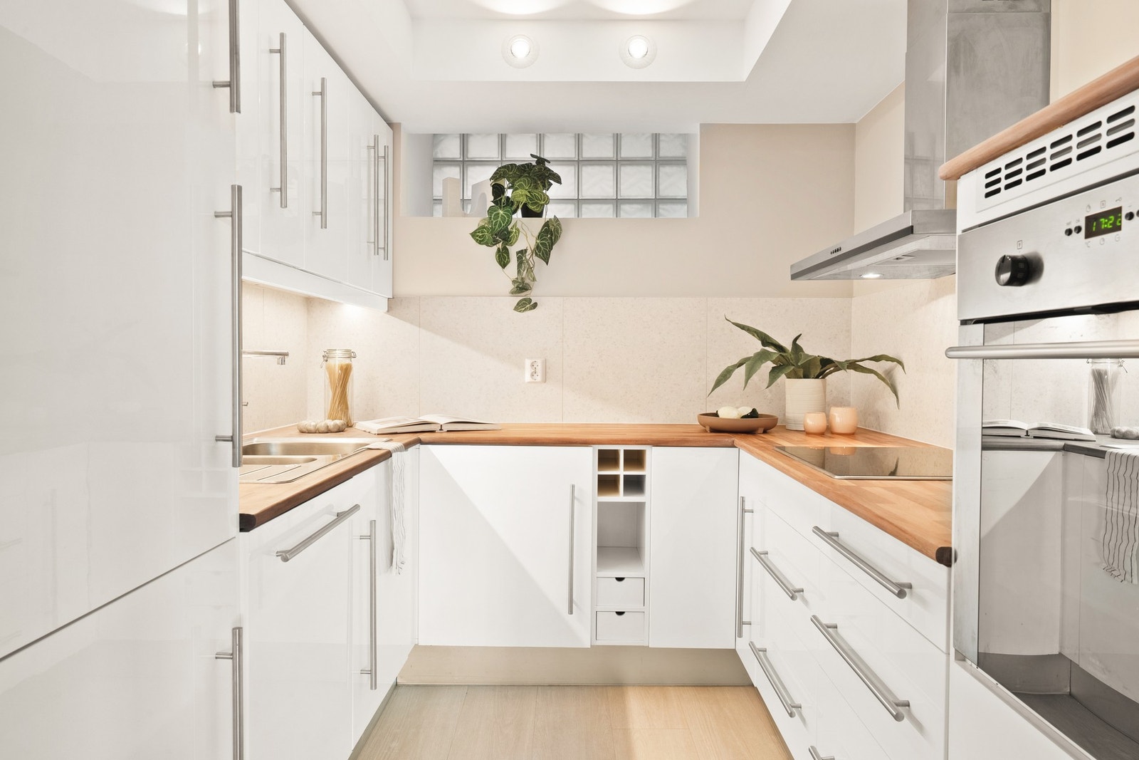 Kjøkkenet er levert av IKEA og fremstår med glatte fronter og benkeplate av heltre. Her har du kjøl/fryseskap, oppvaskmaskin, platetopp og stekeovn. Galleribilde