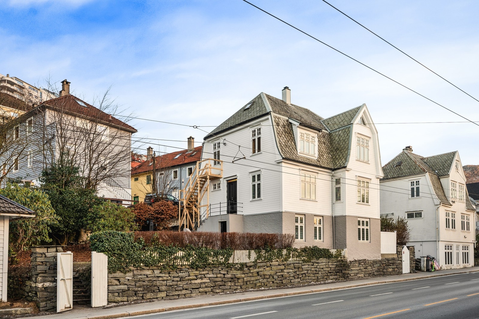 Huset har en sentral beliggenhet med kort vei til det meste du trenger i hverdagen. Galleribilde