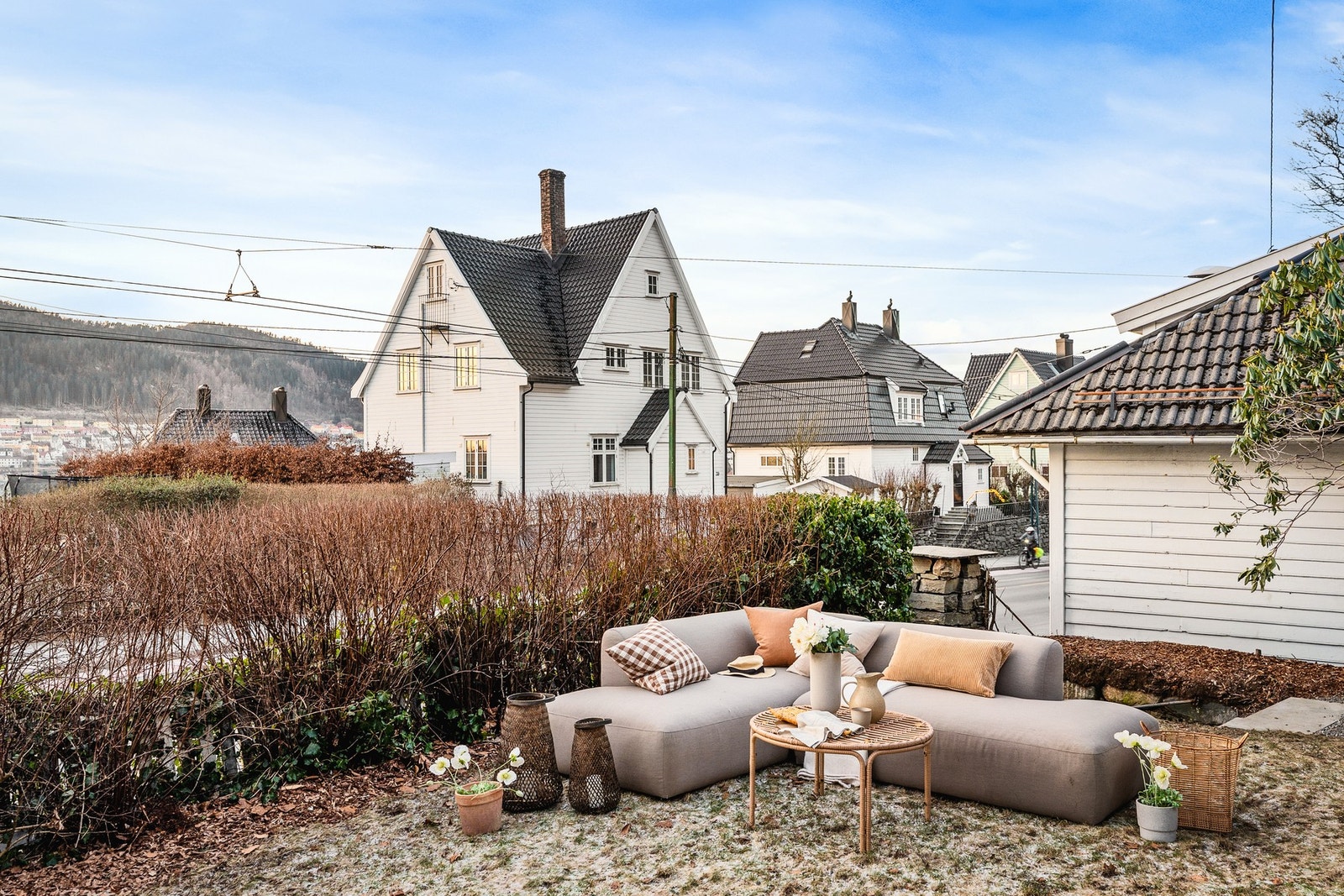 Stor hage med god plass til å innrede med ønsket utemøblement i ulike soner. Galleribilde