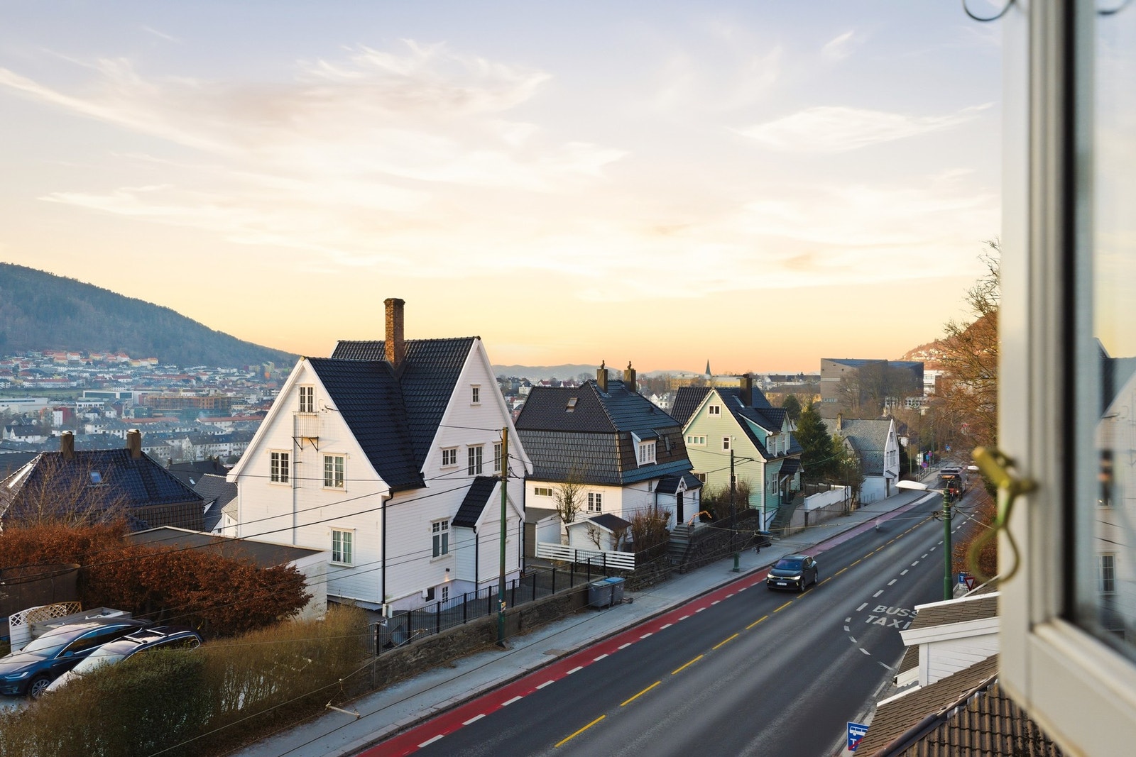 Boligen er vendt mot vest hvor du kan nyte gode solforhold og solnedgangens vakre farger. Galleribilde