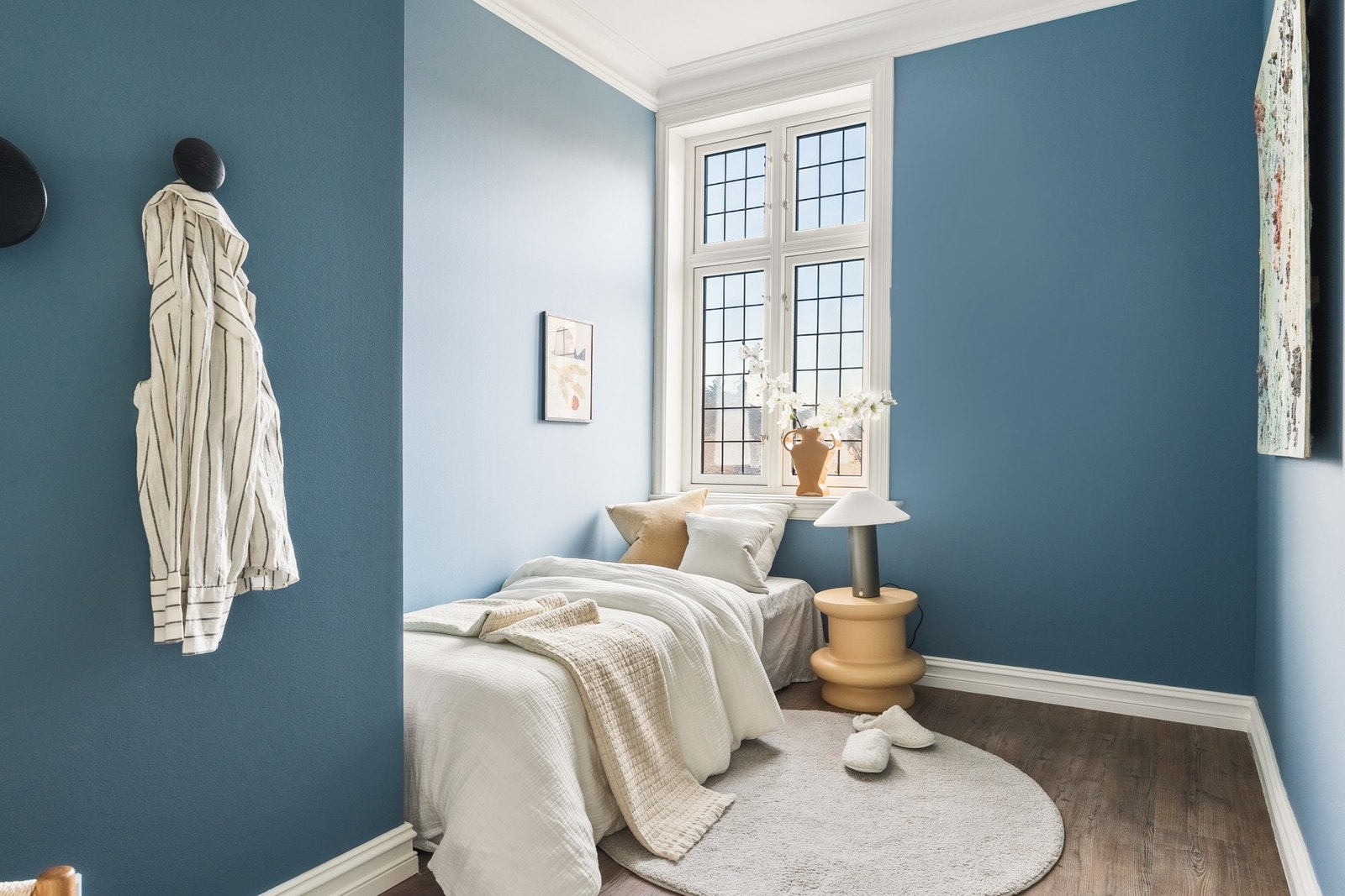 Rommene har plass til seng, nattbord og skrivebord. Galleribilde